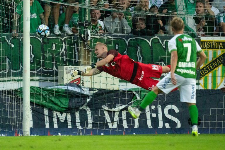 Drei Mal schlug es gestern hinter Domenik Schierl ein, der nicht seinen besten Tag erwischte und die Niederlage mit einem dicken Patzer nach kaum mehr als einer Minute einläutete. Damit verlieren die Grün-Weißen das letzte Derby im alten Reichshofstadion.APA