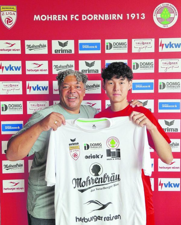 Erie Orie präsentiert Sato.  Verein