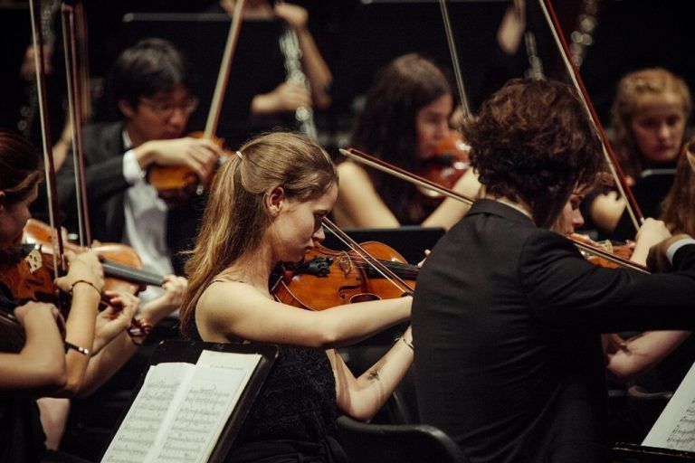 Es sind jedes Jahr um die 70 junge Musikerinnen und Musiker, die bei der Quarta 4 Länder Jugendphilharmonie mitspielen. Kleines Bild: Dirigent Christoph Eberle.Quarta/Marcel Mayer, Ditemar Stiplovsek