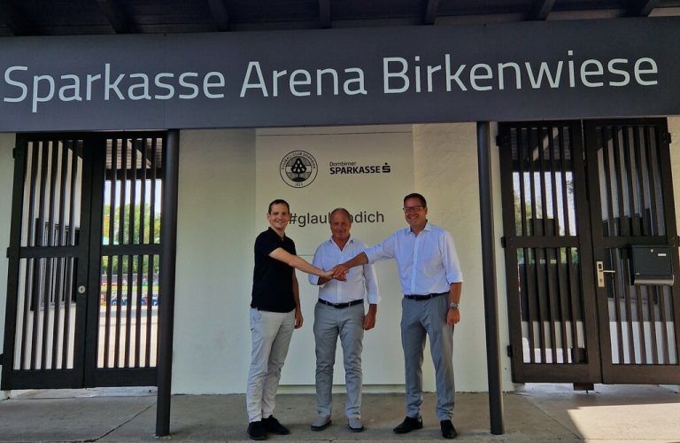 Freuen sich über die neue Namensgebung Sparkasse Arena Birkenwiese: Vizebürgermeister Julian Fässler, FCD-Präsident Hubert Domig und Martin Jäger, Vorstand Dornbirner Sparkasse.