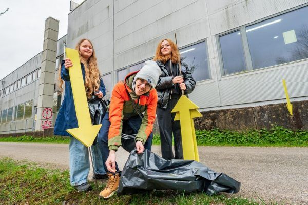 Gelbe Pfeile machen auf weggeworfenen Müll aufmerksam. 