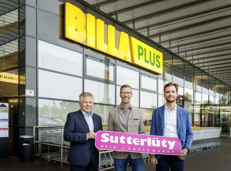 Hannes Gruber, Billa Vertriebsdirektor sowie Sutterlüty-Geschäftsführer Jürgen Sutterlüty und Vertriebsleiter Florian Sutterlüty (von links) sind erfreut über die Übernahme.
