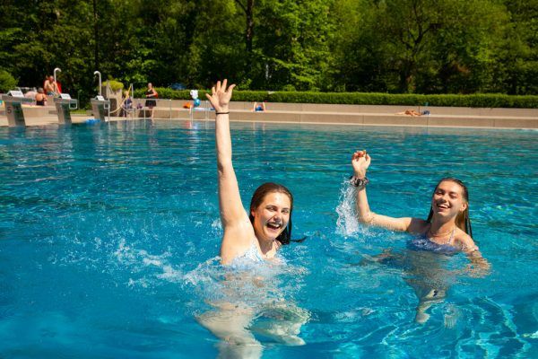Im Waldbad Enz in Dornbirn (hier im Bild) zahlen Jugendliche jetzt 4,20 Euro – vor sechs Jahren waren es 3,50 Euro. Klaus hartinger