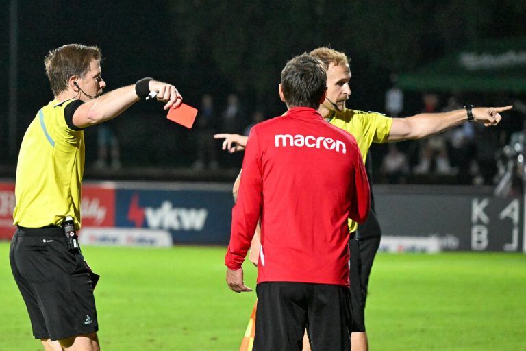 In der hitzigen Partie gibt es vier Ausschlüse: Hier wird Bregenz-Trainer Andi Heraf quasi mit dem Pausenpfiff von der Seitenlinie verwiesen. GEPA/Lerch
