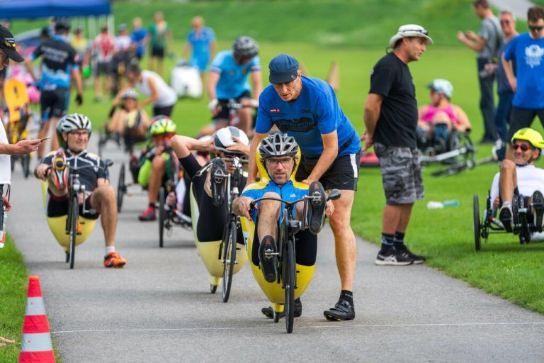 Konzentration beim Start zur ersten Sprint­etappe.