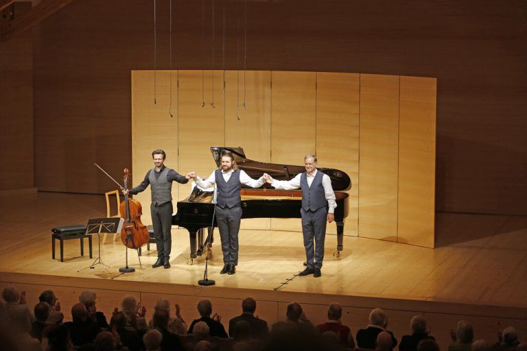 Links: Der Bariton Konstantin Krimmel (Mitte) mit Klavierbegleiter Julius Drake (rechts) und dem Cellisten Mathias Johansen. Unten: der Schweizer Pianist Francesco Piemontesi.Schubertiade/Sprenger(2)