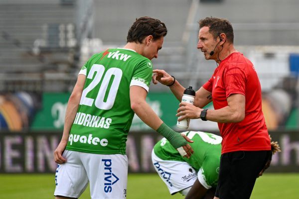 Lustenaus Co-Trainer Martin Schneider bespricht sich mit Torjäger Lukas Fridrikas. GEPA/Lerch
