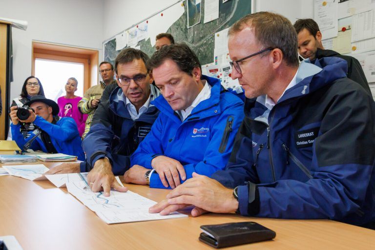 Markus Wallner und Norbert Totschnig bei der Hochwasserbesichtigung.hofmeister/VLK