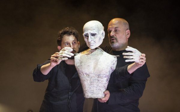 Nikolaus Habjan und Florian Boesch mit der Puppe des Müllers (oben), Franui in der Inszenierung (r.) Bregenzer Festspiele / Raffaele Proell