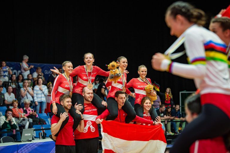 Oben jubelt die 4er-Mannschaft über Bronze, unten freuen sich Kopf/Bachmann über Silber. Drew Kaplan/Cycling Austria (7)