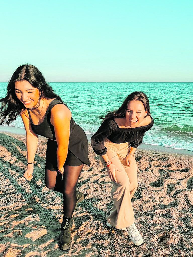 Svenja Morel und Alice Stampach leben nah am Meer. Das schätzen beide.solaya marketing (4), Shutterstock