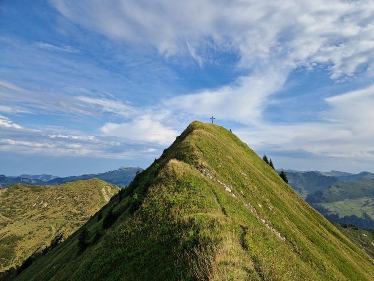 Auf dem Weg zur Kreuzspitze mit Blick auf Nob, Hoher Freschen, Furkajoch, Ragazer Blanken und Damülser Mittagsspitz.Gerhard Vlyet (4)
