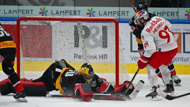 Auf Goalie Alex Caffi kommt heute wohl viel Arbeit zu. GEPA/Lerch