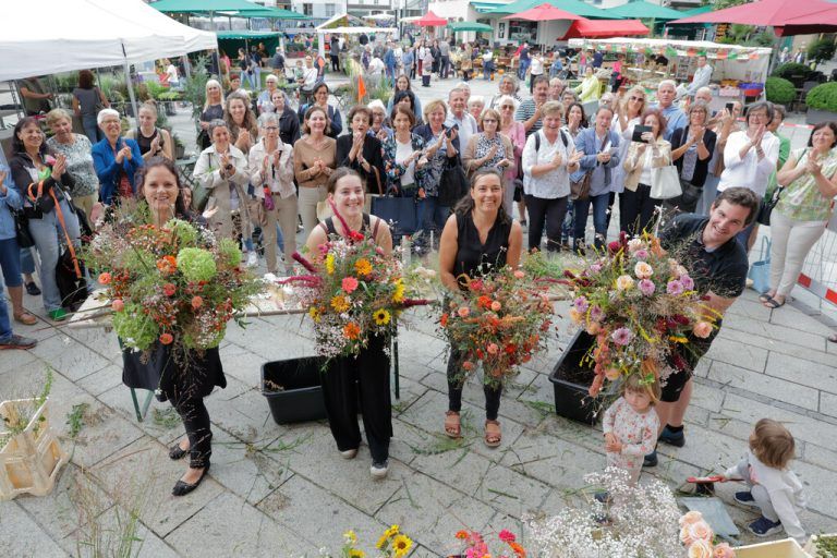 Der Blumen-Flashmob brachte Farbe und Freude in die Gartenstadt.Hartinger (4)