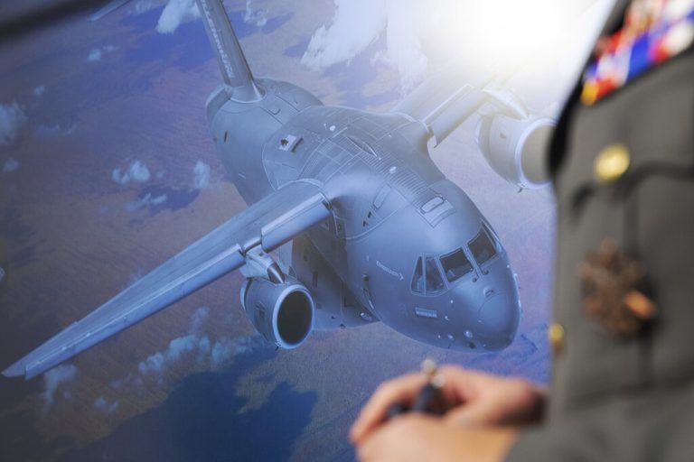 Die C-390 des brasilianischen Herstellers Embraer wird künftig für das Bundesheer fliegen.APA/ALEX HALADA