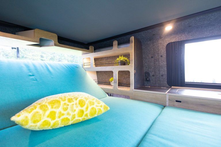 Dieser Camper hat vier Schlafplätze: Auf den umgeklappten Rücksitzen (l.) und im Schlafdach jeweils zwei.