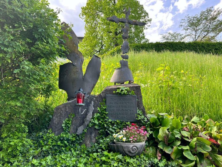 Ein Denkmal in Tisis.