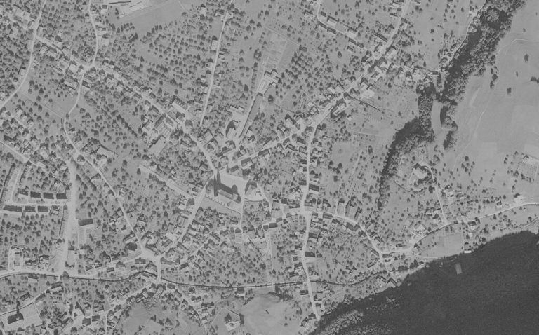 Götzis, mit der präsenten neuen Pfarrkirche, in den 1950ern.lvg (2)