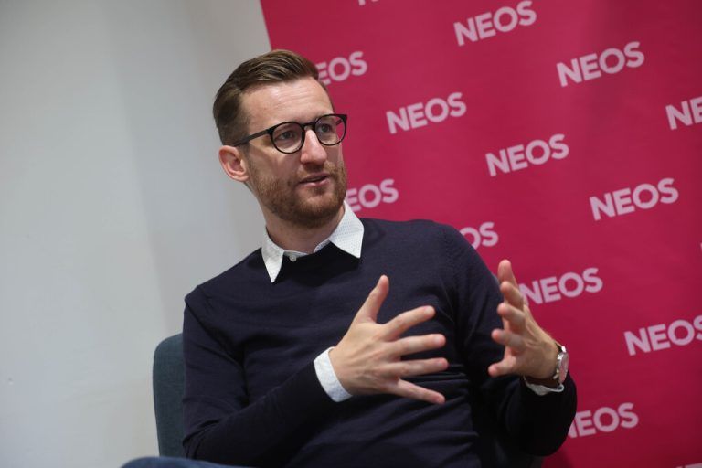 Klubobmann Johannes Gasser (Neos) übt Kritik am Land.hartinger