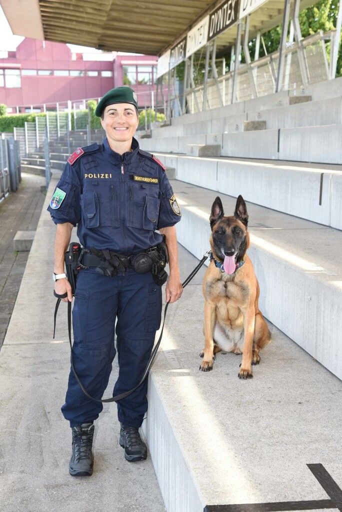 Polizistin Petra Wiedemann mit Diensthund „Safira“. lpd