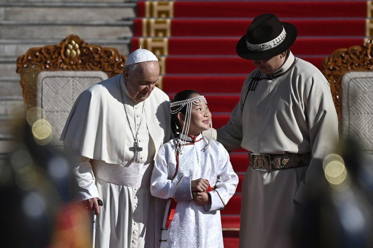 Wilkommenszeremonie: Franziskus und Ukhnaagiin Khurelsukh, Präsident der Mongolei. AFP