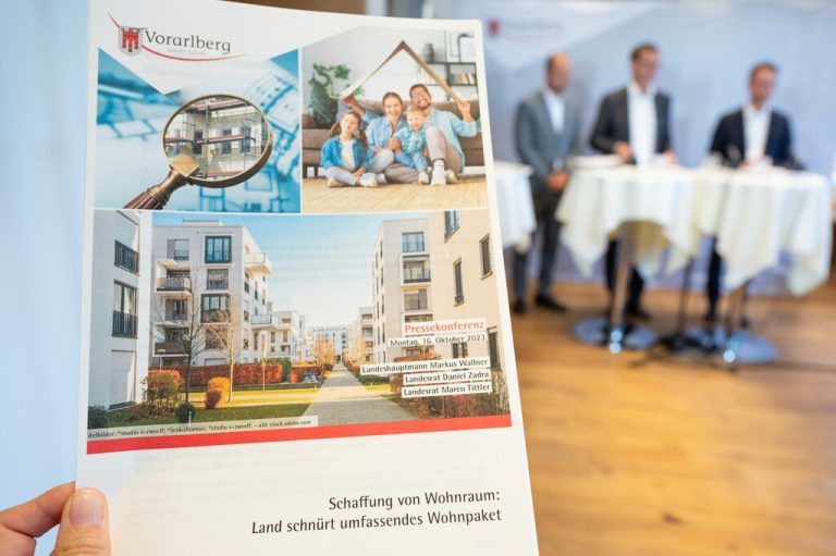 Anfang dieser Woche wurde von den Vertretern der Landesregierung das Wohnpaket präsentiert. VLK/Serra, Hartinger (2)