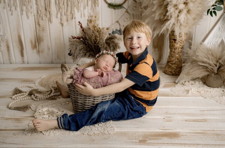 Arthur (4,5) mit seiner Schwester Helena. kreil photodesign (2)
