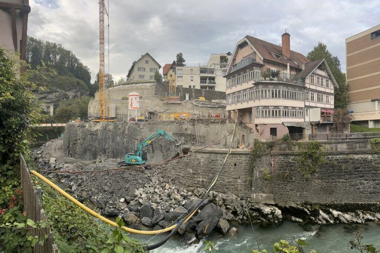 Bei der Großbaustelle in der Kapfschlucht ist eine neue Lkw-Zufahrt erforderlich. Diese bringt gewisse Nachteile für Fahrradfahrer mit sich. NEUE