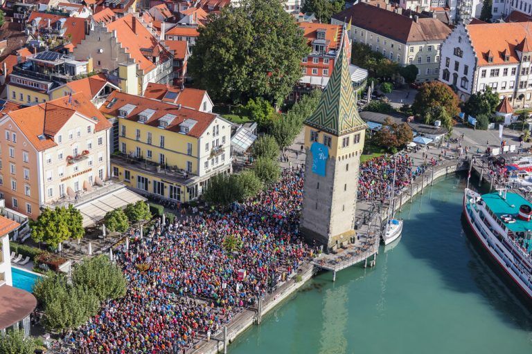 Eine Impression vom Start des 3-Ländermarathons am 8. Oktober in Lindau.Links: Renndirektor Günter Ernst im NEUE-Gespräch.Steurer (1), Dedeleit (1)
