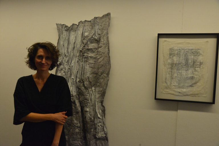 Bianca Lugmayr mit ihren Arbeiten in der Galerie.Z.Wolfgang Ölz