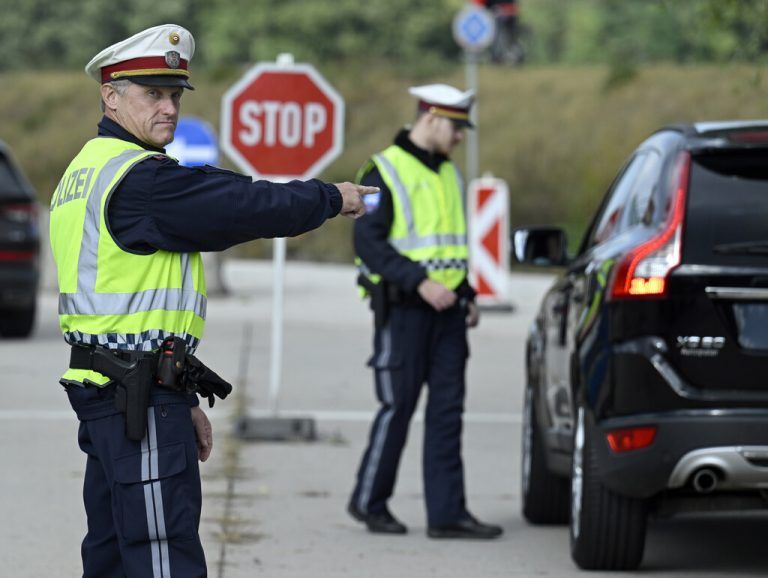 Bundespolizisten kontrollieren in Berg den Grenzverkehr.apa/techt