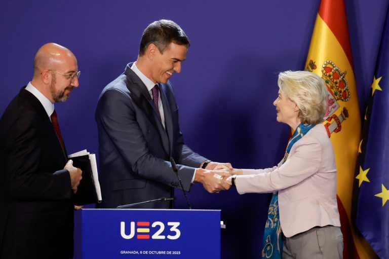 Charles Michel (l.), Pedro Sanchez und Ursula von der Leyen in Granada. REUTERS/Jon Nazca