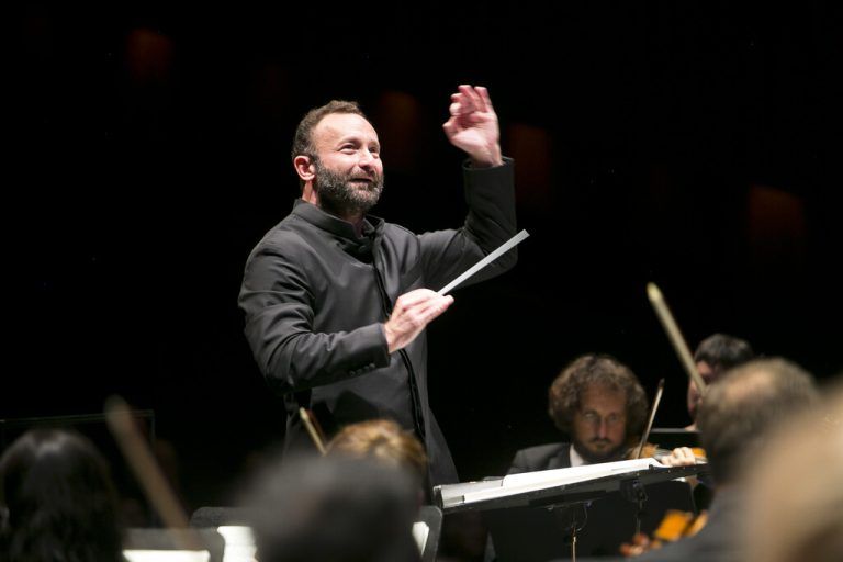 Das erste Akademiekonzert des Bayrischen Staatsorchesters (r.); Petrenko beim SOV-Konzert 2021.  Wilfried Hösl/Mathis Fotografie