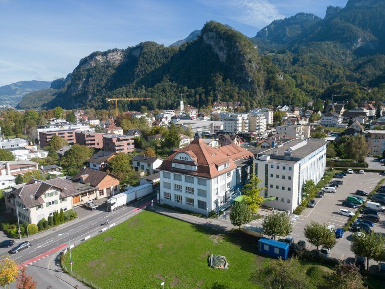 Das große Gebäude rechts an der Straße ist das Wifi. Der Erweiterungsbau kommt auf das freie Grundstück davor. hartinger