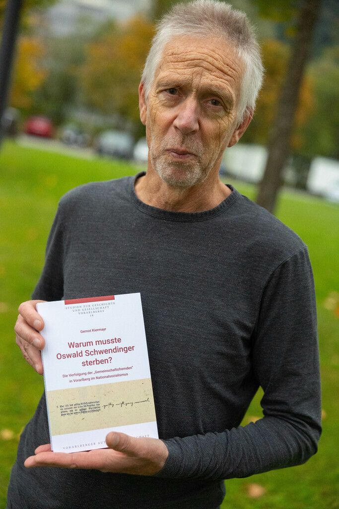 Der Bregenzer Historiker Gernot Kiermayr mit seinem neuen Buch. Klaus Hartingerw