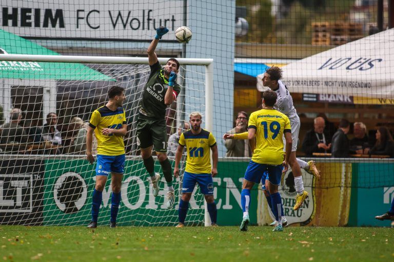 Der FC Wolfurt musste sich zu Hause Favorit Hohenems mit 1:3 geschlagen geben.Philipp Steurer