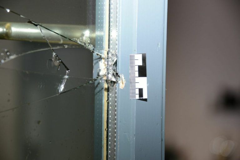 Der oder die Täter schlugen eine Scheibe ein. landespolizei