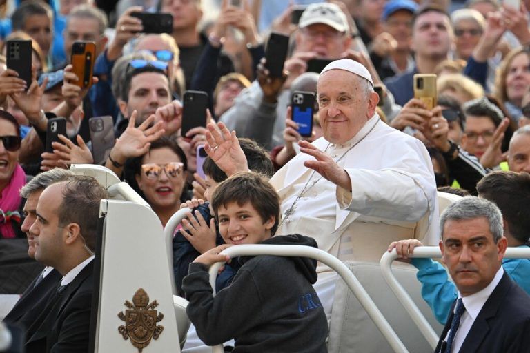 Der Papst erscheint zur wöchentlichen Generalaudienz auf dem Petersplatz.APA/AFP/ALBERTO PIZZOLI