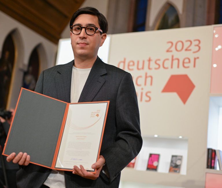Der Wiener Autor Tonio Schachinger wurde mit dem Deutschen Buchpreis 2023 ausgezeichnet.APA/DPA/ARNE DEDERT