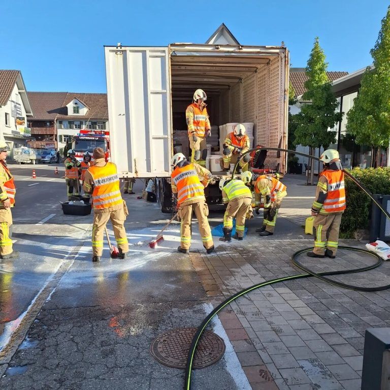 Die Feuerwehr sprach das Vorgehen mit dem Hersteller ab.Feuerwehr Lauterach