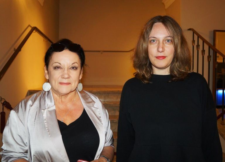 Die Intendantin des Landestheaters Biel-Solothurn mit Dramaturgin Juliane Schott.privat (4)
