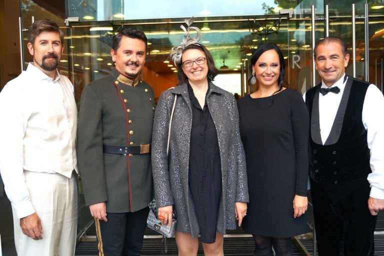 Die Sänger Daniel Raschinsky, Patrik Hornak, Bettina Wechselberger, Riccardo Di Francesco und Präsidentin Margit Hinterholzer (Mitte).Ritter (7)