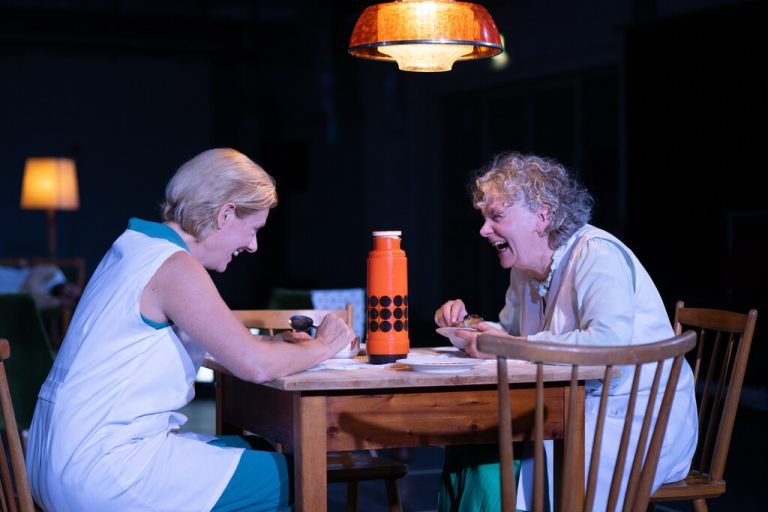 Die Schauspielerinnen Maria Fliri und Helga Pedross in der Inszenierung. sarah mistura