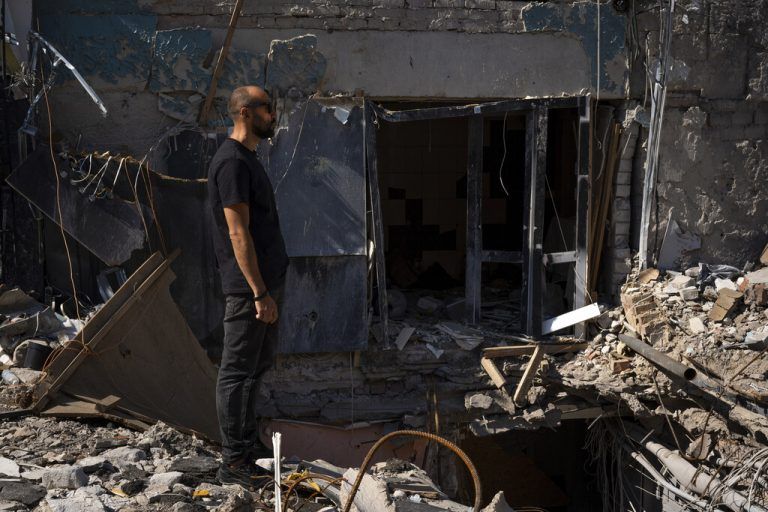 Dmytro Ihnatenko vor seiner durch eine Rakete zerstörten Pizzeria.AP Photo/Hanna Arhirova (3)