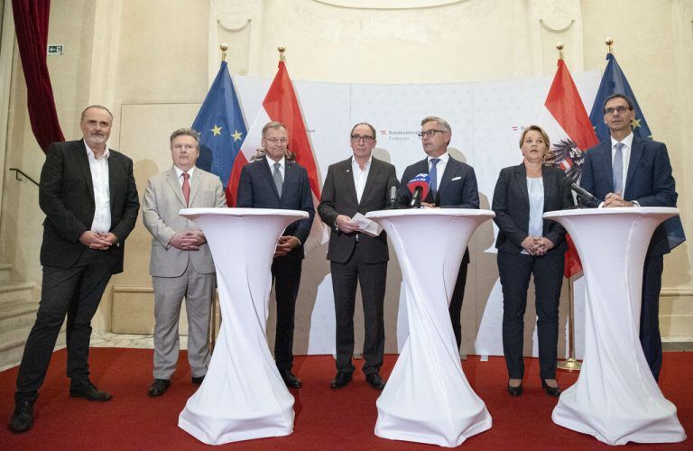 Drei Vorarlberger und eine Vorarlbergerin waren dabei, als gestern Abend über die Einigung informiert wurde. APA/TOBIAS STEINMAURER