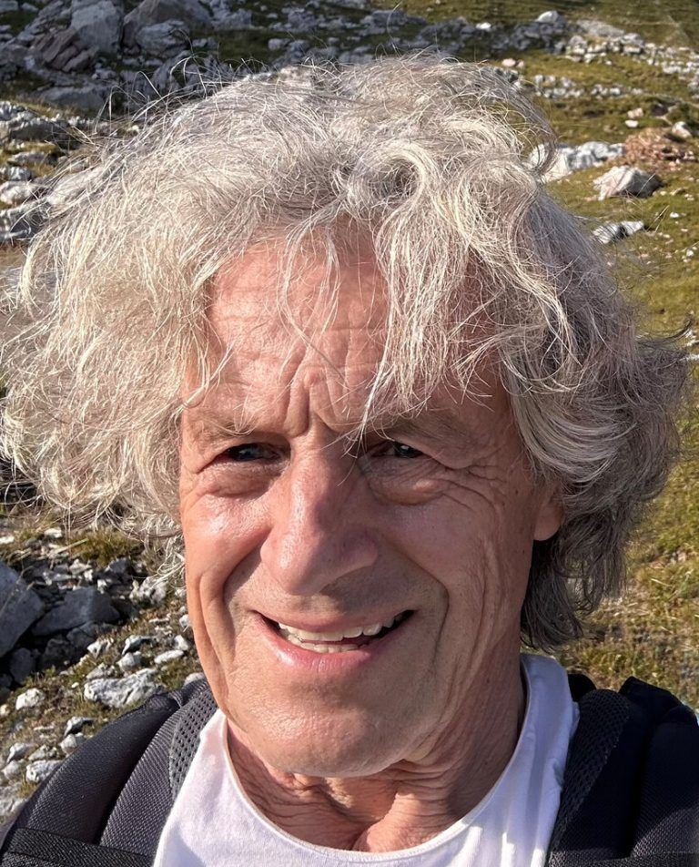 Blick in die Ausstellung in der Remise Bludenz (links oben), Lothar Ämilian Heinzle (oben) und Stills aus dem Video über die Errichtung des Landart-Projekts (links). ⇒Heinzle (5)