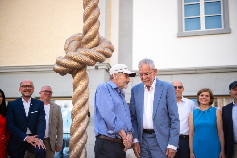 Herbert Meusburger im Gespräch mit Bundespräsident Alexander Van der Bellen bei der Aufstellung des Knotens im vorigen Sommer. Beate Rhomberg