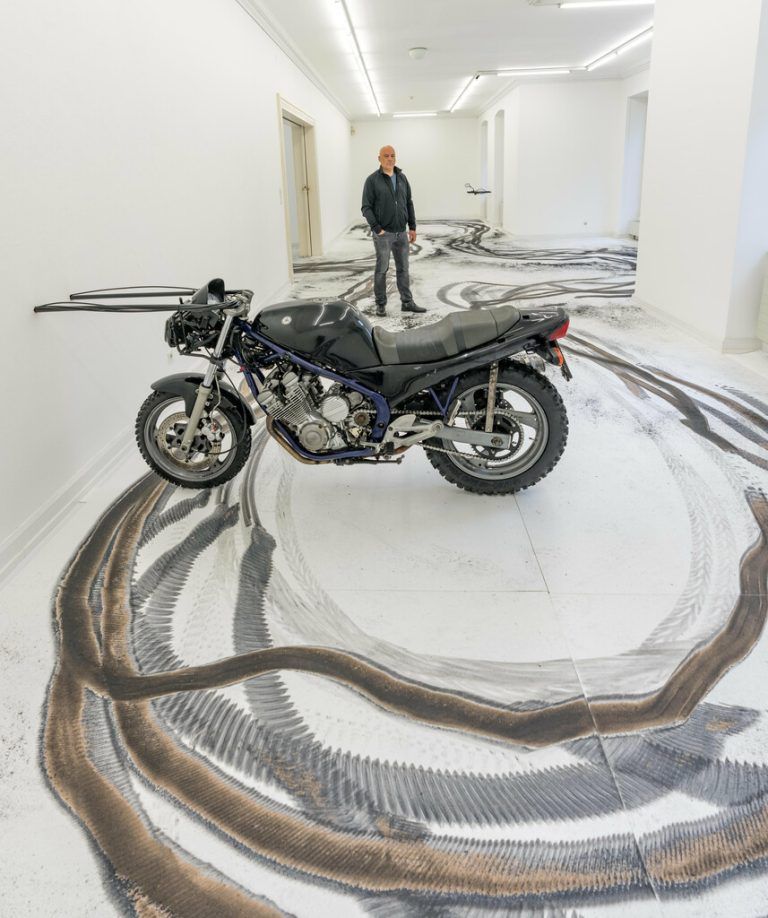 Hubert Dobler mit seiner Installation „Judy“ im Erdgeschoss, Selbsportrait der verstorbenen Künstlerin Mila Bjelik-Stöhr; Ulli Knall mit ihren Keramikobjekten und Hund Toby.Stiplovsek Dietmar (3)
