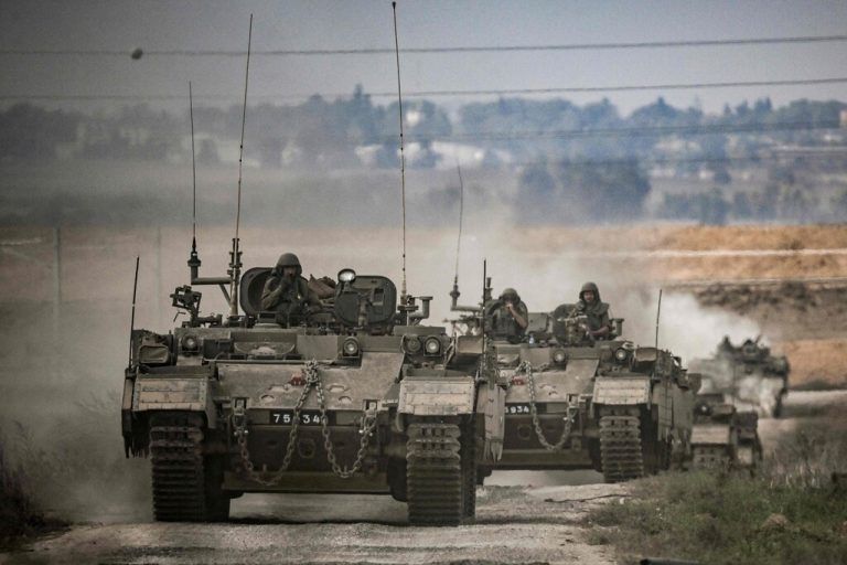 Israelische Kampffahrzeuge in der Nähe zur Grenze des Gazastreifens.APA/AFP/ARIS MESSINIS