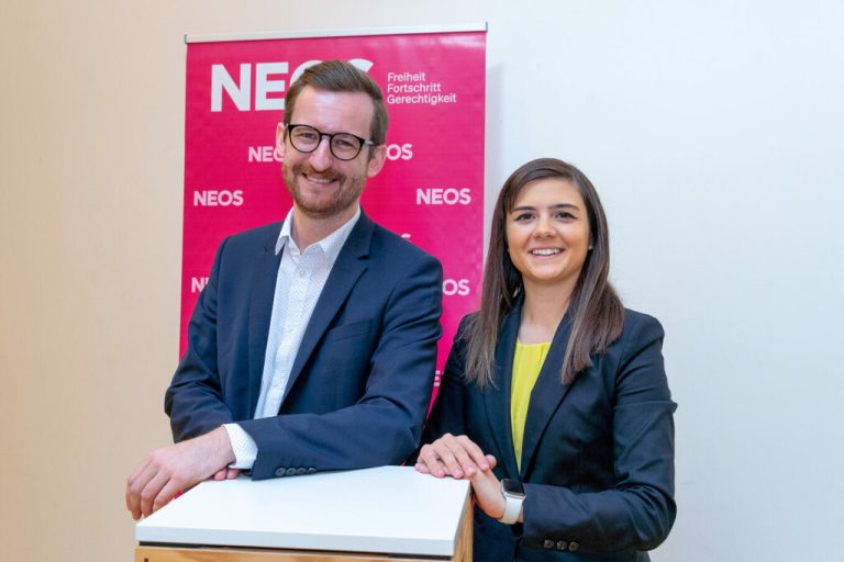 Johannes Gasser und Fabienne Lackner fordern Maßnahmen gegen antisemitische Vorfälle.NEOS